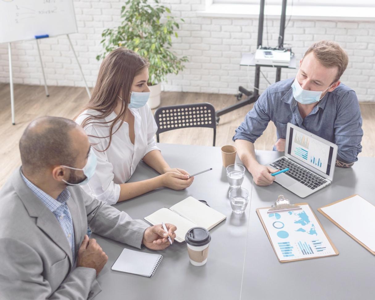 Professionelle Finanzberatung in modernem Büroumfeld